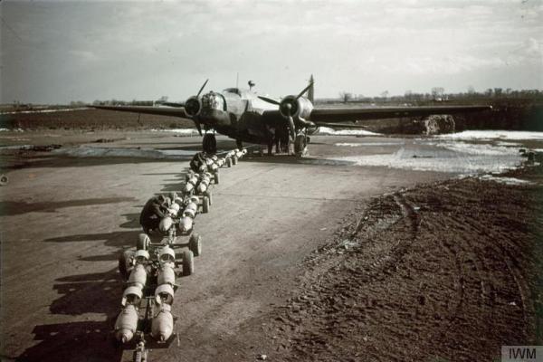 13 Eighteen 250lb bombs being loaded to a 419 Sqn Wellington III at RAF Mildenhall IWM