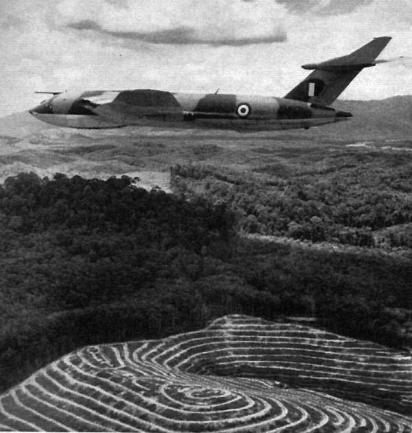 04 Victor XH621 Low Level over Malaya www.flightglobal.com